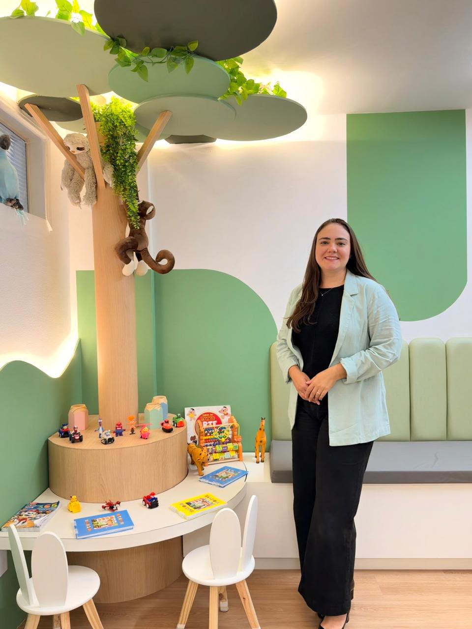 Dra. Catherine Crespo em seu consultório pediátrico