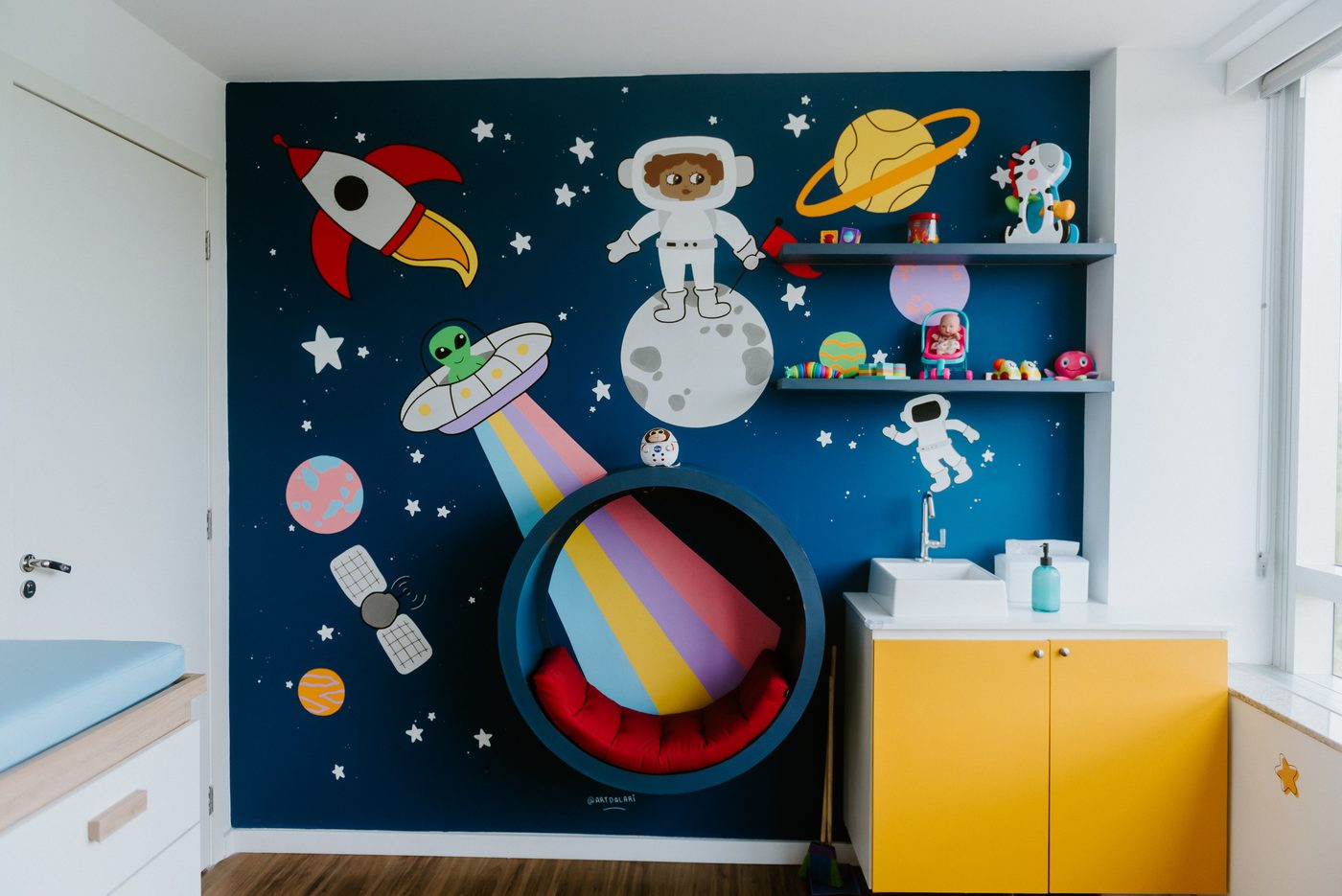 Sala de atendimento com parede temática do espaço