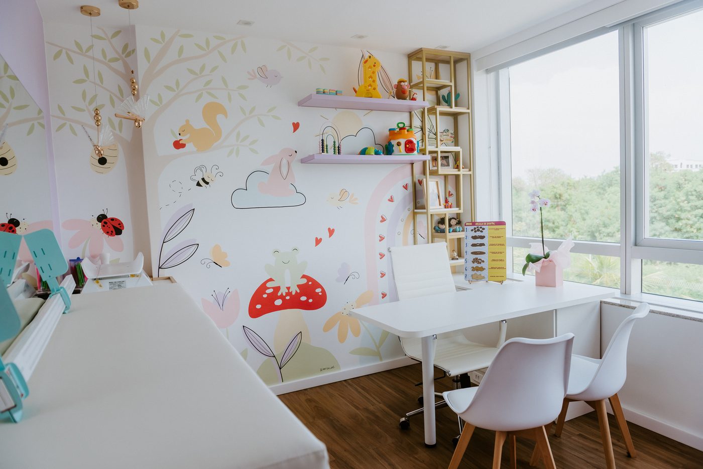 Consultório pediátrico lúdico com decoração de floresta